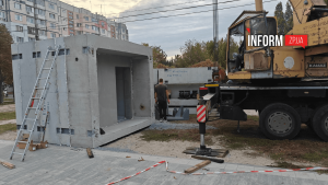 В Запорожье возле сквера Гутника-Залужного устанавливают модульное укрытие (ФОТО)