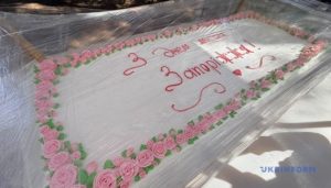 В Запорожье ко Дню города устроили ярмарку с 40-килограммовым тортом