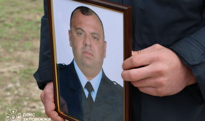 В Запорожье похоронили двух спасателей, погибших после обстрела