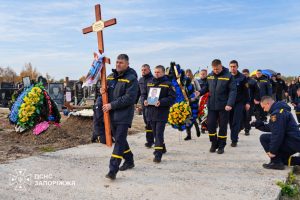 У Запоріжжі поховали двох рятувальників, які загинули після обстрілу