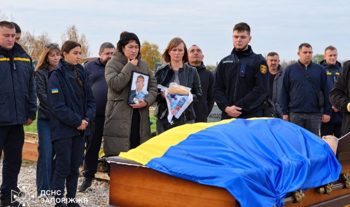 В Запорожье похоронили двух спасателей, погибших после обстрела