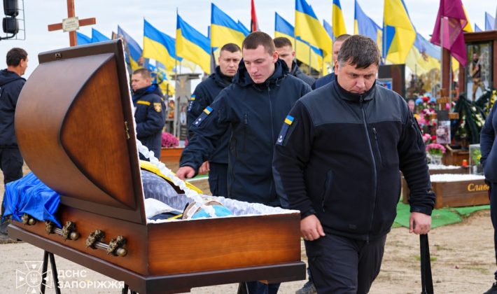 В Запорожье похоронили двух спасателей, погибших после обстрела