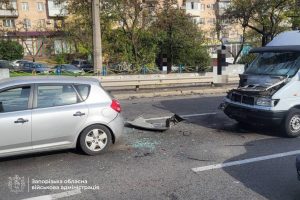 В центре Запорожья FPV-дрон атаковал маршрутку (ФОТО)