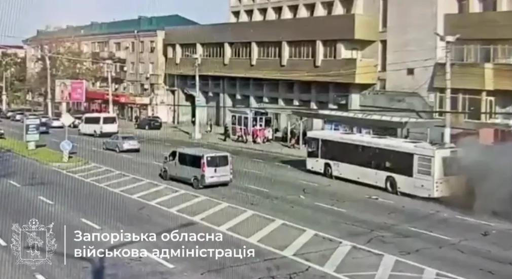 Удар по автобусу FPV-дроном возле «Фестивальной» в Запорожье: есть раненые