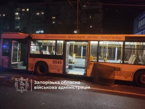 В Запорожье российский FPV-дрон атаковал муниципальный автобус: есть пострадавший