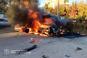 У Запоріжжі російський дрон влучив в автостоянку біля медзакладу: є поранений
